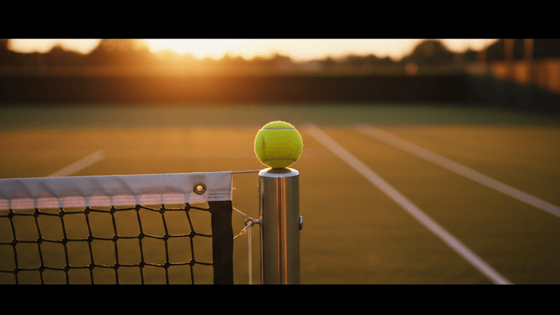 테니스 코트와 부서진 라켓