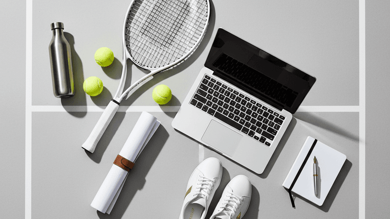 스마트폰 위의 테니스 공과 라켓