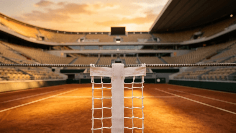 테니스 네트 앞 악수 장면